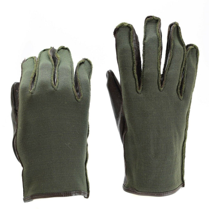 Originale Kampfhandschuhe im Stil der belgischen Armee aus dem Zweiten Weltkrieg aus olivgrünem Nylon und Leder mit verstärkten Nähten und verstellbaren Handgelenkschlaufen.