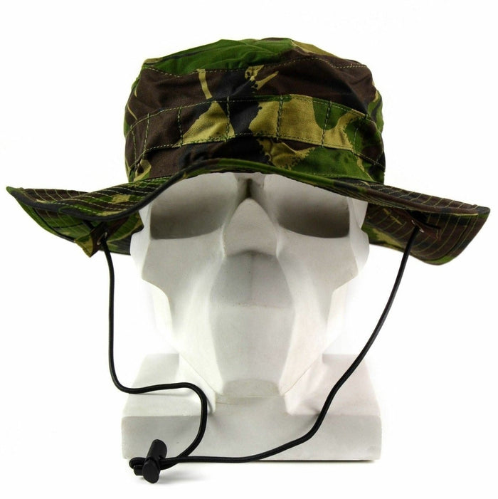 Authentische Boonie-Mütze der britischen Armee im Waldtarnmuster mit Kinnriemen und breiter Krempe für Sonnenschutz und Komfort