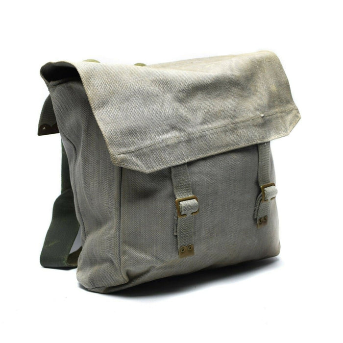 Originaler Rucksack der britischen Armee M37 aus grauem Canvas mit Schnallenverschlüssen und geräumigem Military-Surplus-Design.