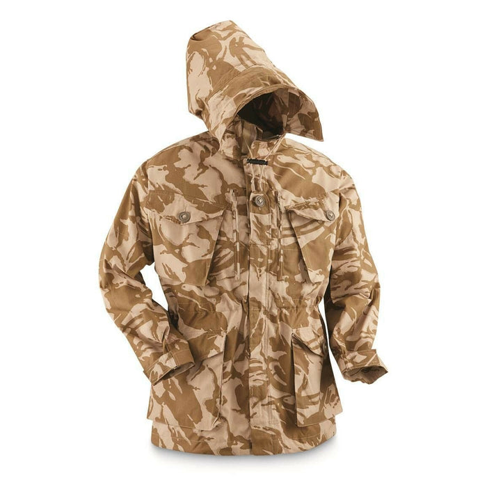 Britische Militär-Jacke im Wüstentarn-Camouflage-Stil mit Kapuze, winddicht, verstellbarer Taille und mehreren Aufbewahrungstaschen.