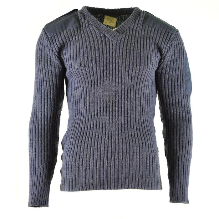 Originaler Commando-Wollpullover der britischen Armee in Blaugrau mit verstärkten Schulter- und Ellbogenpatches und V-Ausschnitt.