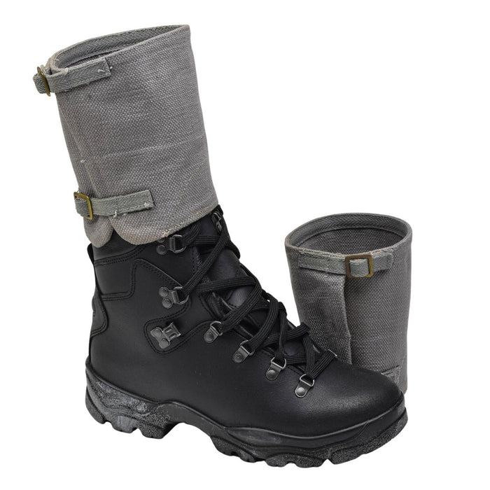 Original britische Militär-Beingamaschen im Vintage-Stil aus grauem Canvas, abgebildet mit schwarzem Kampfstiefel für robusten Outdoor-Schutz.