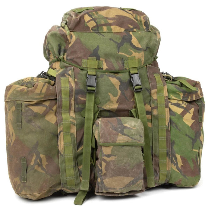 Original britischer taktischer Militärrucksack mit Waldtarnmuster, 90 Liter Fassungsvermögen, Seitentaschen und robustem Cordura-Nylon-Design.