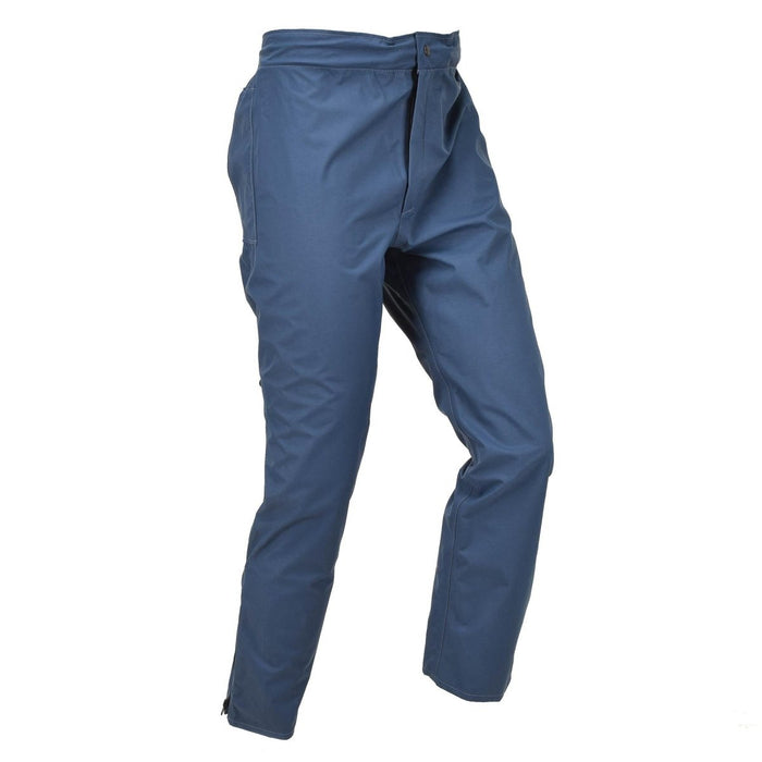 Blaue, wasserdichte Hose der britischen Royal Air Force für nasses Wetter, die für Strapazierfähigkeit und den Einsatz im Freien konzipiert ist.