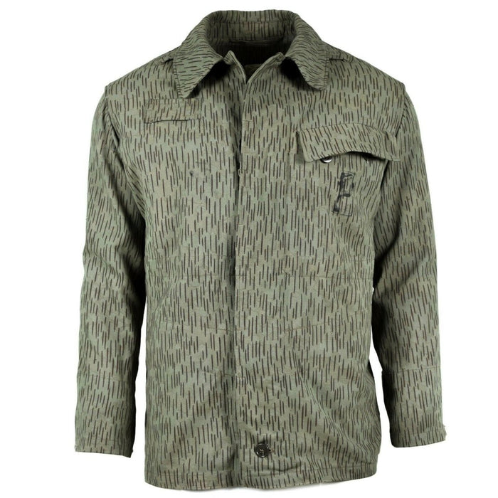 Vintage M60-Feldjacke der tschechischen Armee mit Regentropfen-Tarnung, strapazierfähigem Stoff und mehreren Taschen für den Einsatz im Freien.