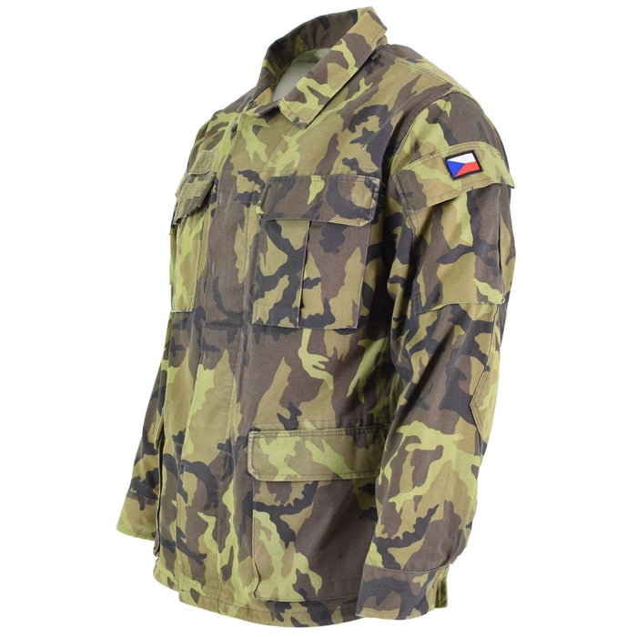 Originale Feldjacke der tschechischen Armee mit Blatttarnmuster und tschechischem Flaggenaufnäher am Arm, mehreren Vordertaschen.