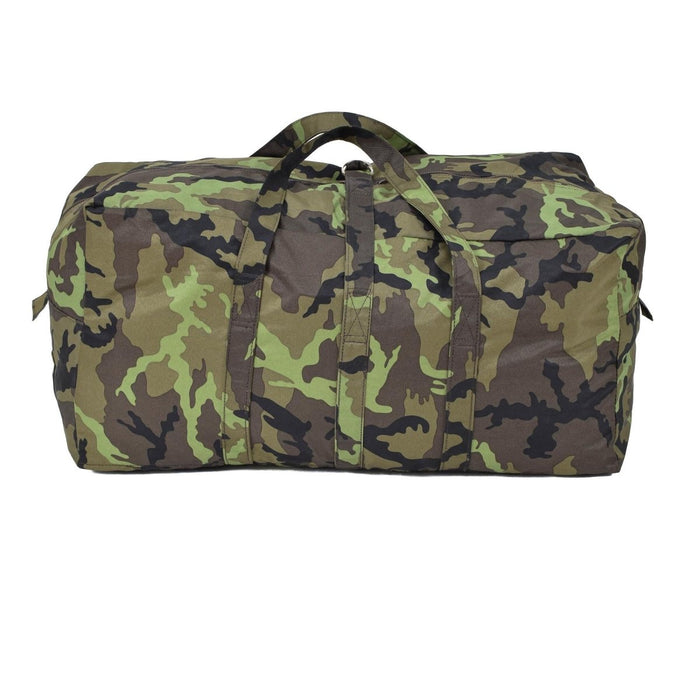 Original tschechische M95-Camouflage-Reisetasche mit strapazierfähigem Stoff, geräumigem Innenraum und Reißverschluss für Reisen und den Einsatz im Freien.