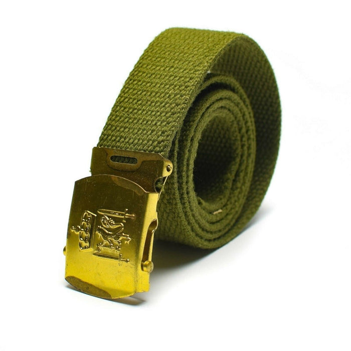 Originaler olivgrüner Militär-Canvas-Gürtel der dänischen Armee mit goldfarbener Schnalle und königlichen dänischen Insignien, aufgerollt.