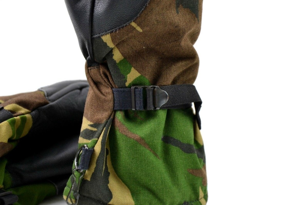 Originale DPM-Fäustlinge mit Waldtarnmuster der niederländischen Armee. Niederländische Militärhandschuhe