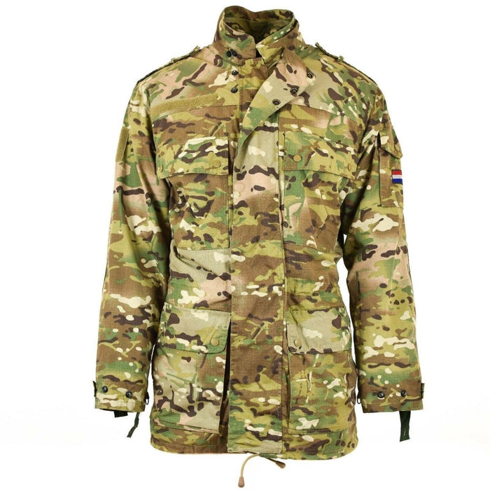 Originale M65-Feldjacke der niederländischen Armee im Multitarn-Tarnmuster mit Ripstop-Gewebe, verstellbarer Passform und durchgehendem Reißverschluss.