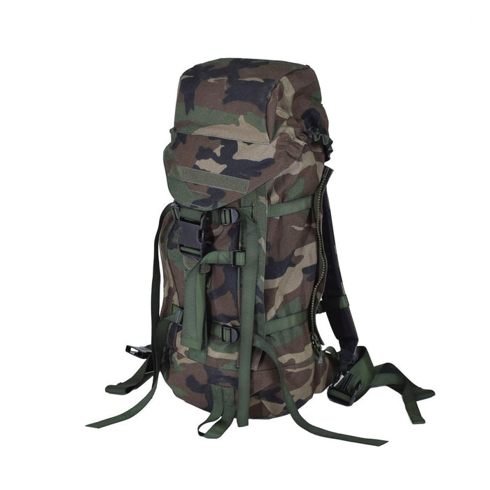 Niederländischer Militär-Tagesrucksack mit Waldtarnung, 40 l, mit gepolsterten Trägern und Schnellverschlüssen zum Wandern und Camping.
