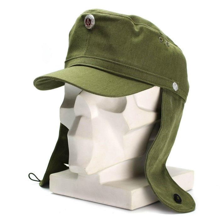 Original ostdeutsche NVA-Armeemütze im M-43-Stil mit herunterklappbaren Ohrenklappen und Metallabzeichen aus olivgrünem Stoff