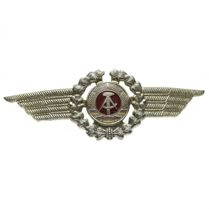 Original ostdeutsches NVA-DDR-Militäroffiziers-Kokarden-Anstecknadelabzeichen mit silbernen Flügeln und rotem Emblem in der Mitte