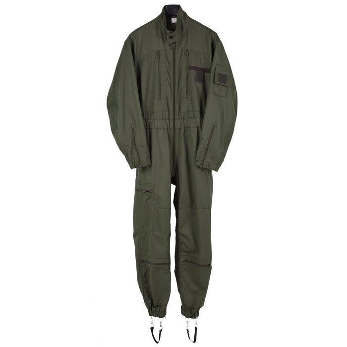 Originaler F2-Fluganzug der französischen Luftstreitkräfte aus strapazierfähigem olivgrünem Stoff mit mehreren Reißverschlusstaschen und verstellbarer Taille.