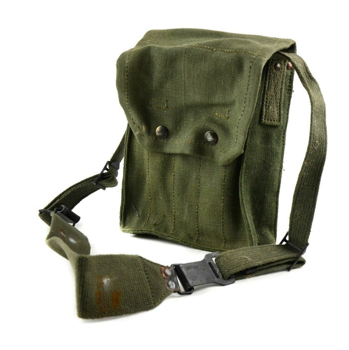 Originale 5-Zellen-Magazintasche der französischen Armee mit verstellbarem Schultergurt und sicheren Druckknöpfen aus grünem Canvas.