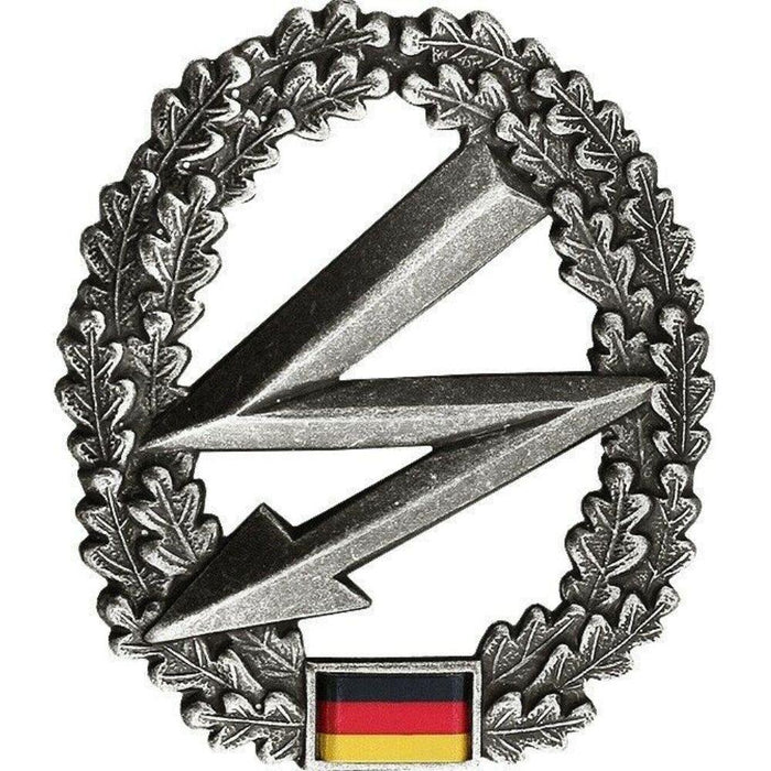 Originales Baskenmützenabzeichen der Bundeswehr mit Eichenlaubkranz, Blitz und Kokardendetail mit deutscher Flagge