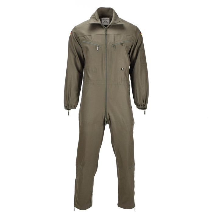Olivgrüner Bundeswehr-Overall mit Reißverschluss vorne und Taschen, verstellbarer Taille und deutschen Flaggenaufnähern an den Ärmeln.
