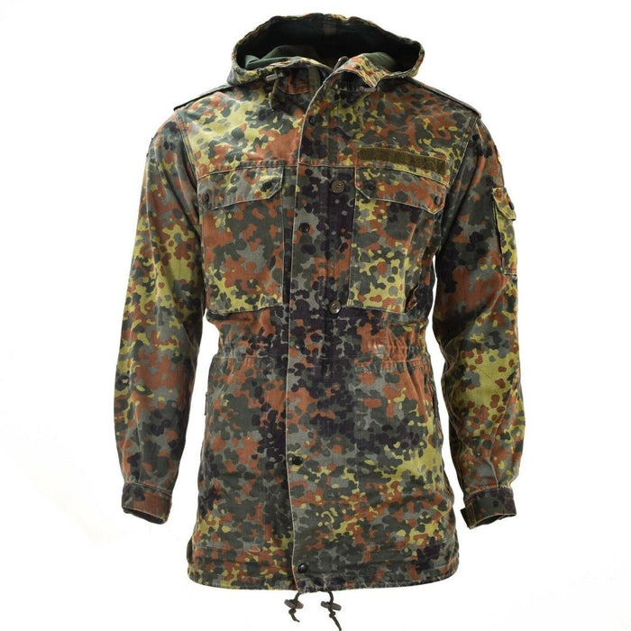 Originaler Flecktarn-Feldjackenparka der Bundeswehr mit Futter, Kapuze, verstellbaren Bündchen und mehreren Taschen