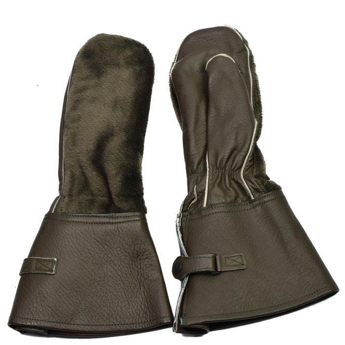 Originale Vintage-Motorradhandschuhe aus Leder der Bundeswehr mit isoliertem Futter und verstellbaren Schnallenriemen für Fahrten bei kaltem Wetter.