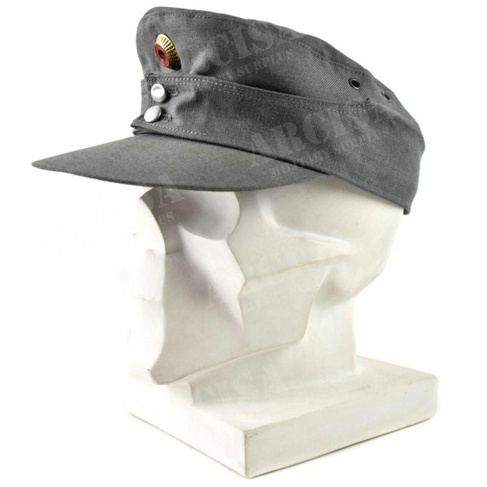 Originale Gebirgsmütze der Bundeswehr in Grau mit Schirmmütze und Metallabzeichen auf weißem Mannequinkopf