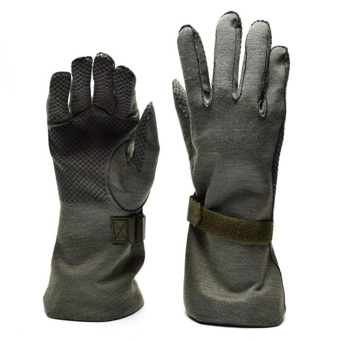 Originale Nomex-Pilotenhandschuhe der Bundeswehr in Grau mit schwer entflammbarem Material und verstärkten Fingerspitzen.