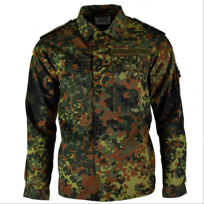 Originales taktisches Kampfhemd im Flecktarn-Tarnmuster der Bundeswehr mit Reißverschluss, Brust- und Armtaschen, Schulterklappen und verstellbaren Manschetten