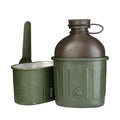 Original deutsche Militärflasche 0,8L, Kunststoff-Feldflasche, Aluminiumbecher, oliv