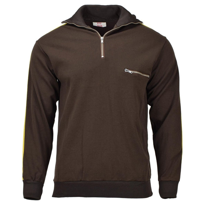 Originale braune Vintage-Sportjacke der deutschen Militär-NVA mit halbem Reißverschluss und kleiner Brusttasche, ideal für Aktivkleidung und den Freizeitgebrauch.