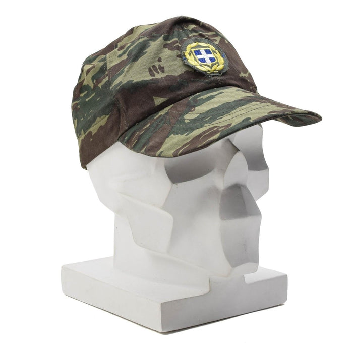 Griechische militärische Überschuss-Feldmütze in Eidechsen-Camouflage mit griechischem Emblem, langlebig und für den Einsatz im Freien konzipiert.