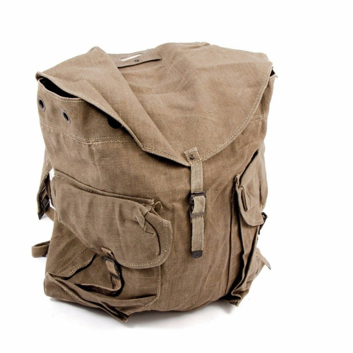 Vintage XL-Rucksack aus Segeltuch der italienischen Armee mit mehreren Taschen, strapazierfähigem, schwerem Stoff, konzipiert für den rauen Einsatz im Freien.