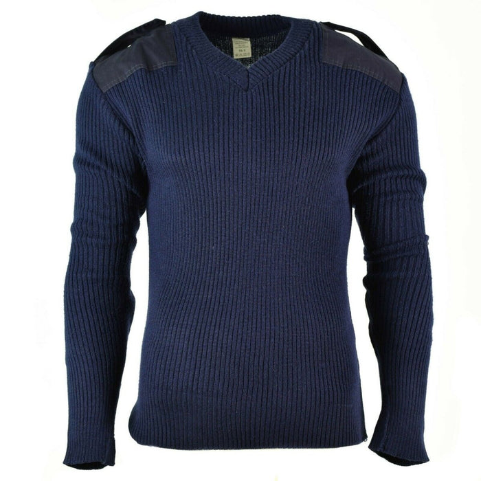 Dunkelblauer Wollpullover im italienischen Militärstil mit V-Ausschnitt, verstärkten Schultern und gerippter Struktur für Strapazierfähigkeit und Wärme.