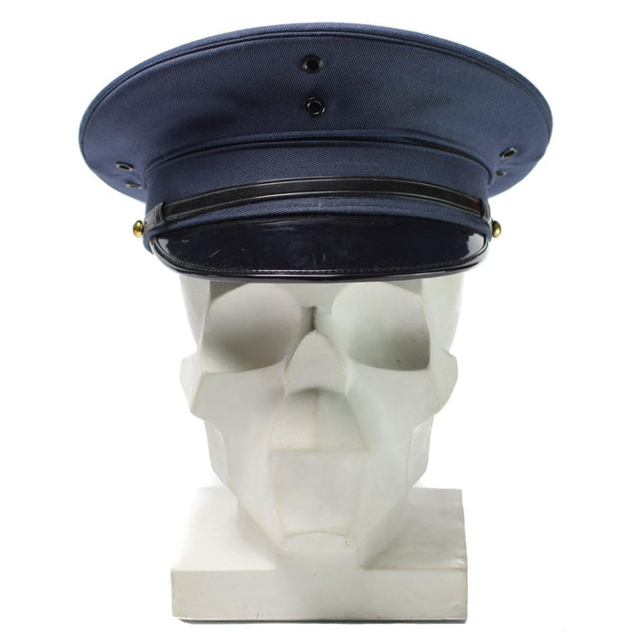 Originale Offiziers-Schirmmütze der koreanischen Armee aus blauer Wollmischung mit schwarzem Schirm und Kinnriemen, abgebildet auf einem Totenkopfmodell