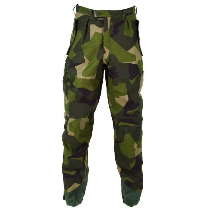 Originale M90-Hose der schwedischen Armee in Splittertarnung mit verstärkten Knien, Knöchelreißverschlüssen und sicheren Taschenverschlüssen für Strapazierfähigkeit.