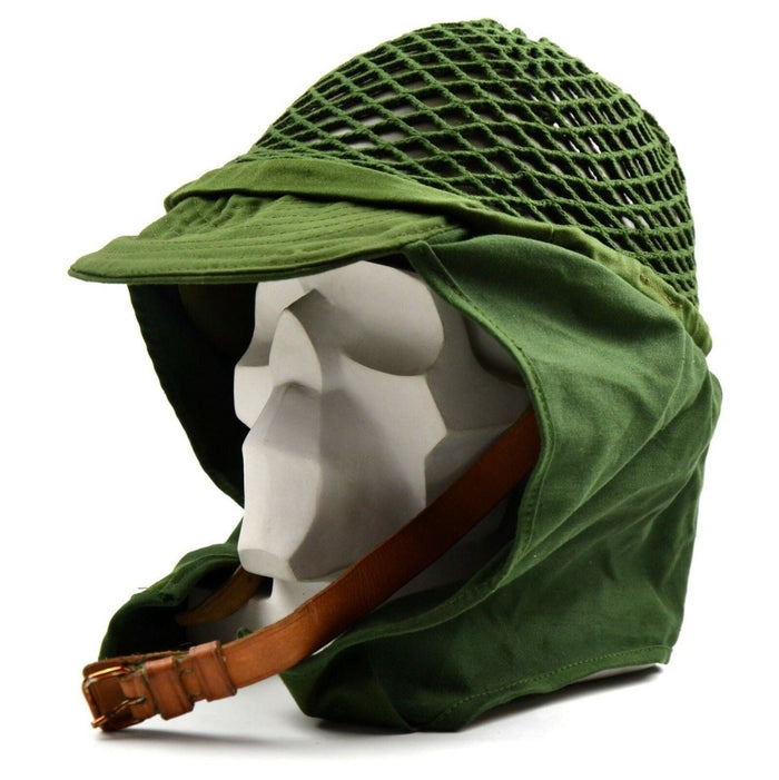 Originaler Militärhelm der schwedischen Armee mit grünem Netzbezug und Kinnriemen für sicheren Sitz und Tarnung