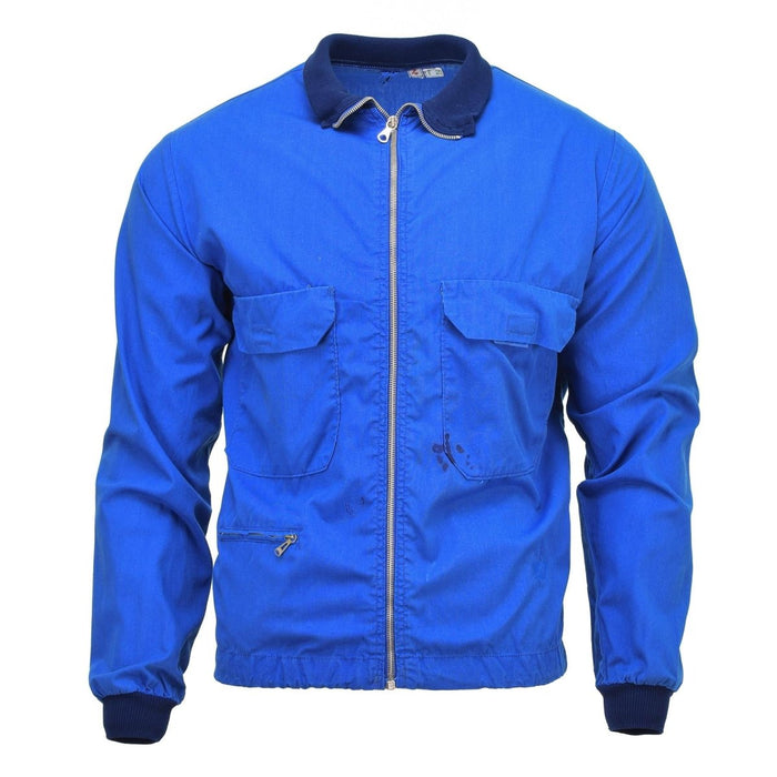 Original schwedische Vintage-Militärsportjacke in Blau mit Reißverschluss vorne, Brusttaschen, gerippten Bündchen und Kragen für aktive Kleidung.