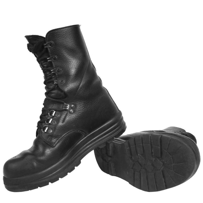Originale KS90-Militärstiefel der Schweizer Armee aus schwarzem Leder mit strapazierfähiger Sohle für den rauen Outdoor- und Feldeinsatz.