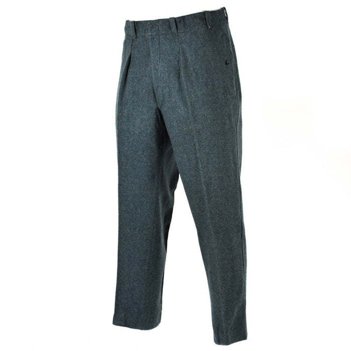Graue Hose auf weißem Hintergrund