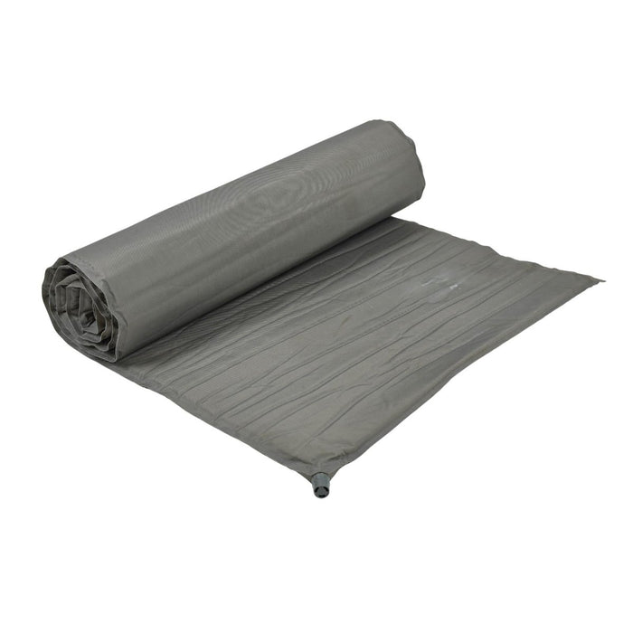 Aufgerollte, originale, selbstaufblasende, leichte Isomatte Therm-A-Rest des US-Militärs in Grau für den Außenbereich.