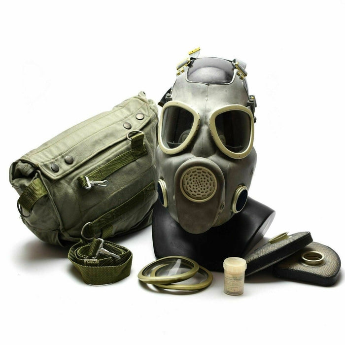 Polnische Militär-MP-4-Vintage-Gasmaske in Grauoliv mit Tragetasche, Filtern und Zubehör auf weißem Hintergrund