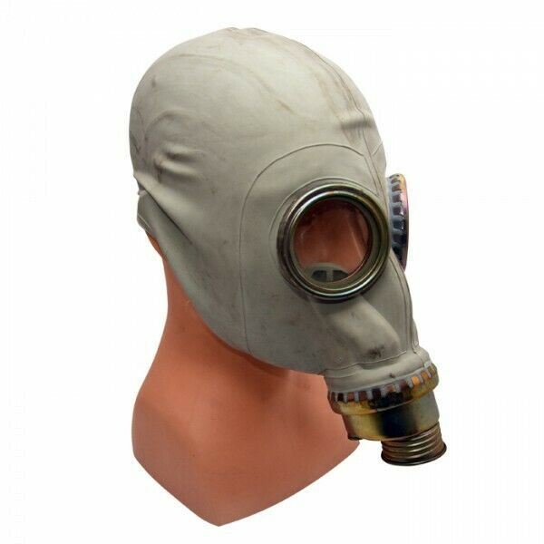 Polnische Vintage-MP3-MUA-Gasmaske aus den 1970er Jahren mit einzelnem Frontfilter und großen Okularen auf dem Mannequin-Kopf