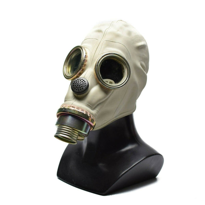 Vintage polnische MP3-Gasmaske aus den 1970er Jahren aus Gummi mit runden Okularen und Filterbehälter auf schwarzem Ausstellungsständer.