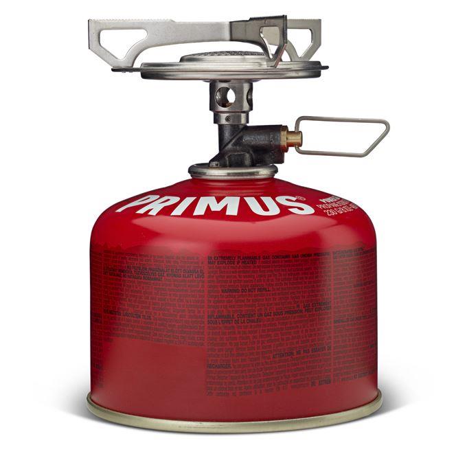 Kompakter Primus Essential Trail Kocher mit Butangaskanister für zuverlässiges Campingkochen im Freien und präzise Flammenkontrolle.