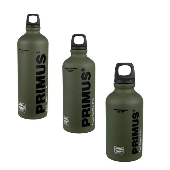Drei grüne Primus-Brennstoffflaschen aus ultraleichtem Aluminium mit schwarzen Verschlüssen für Camping- und Mehrstoffkocher.