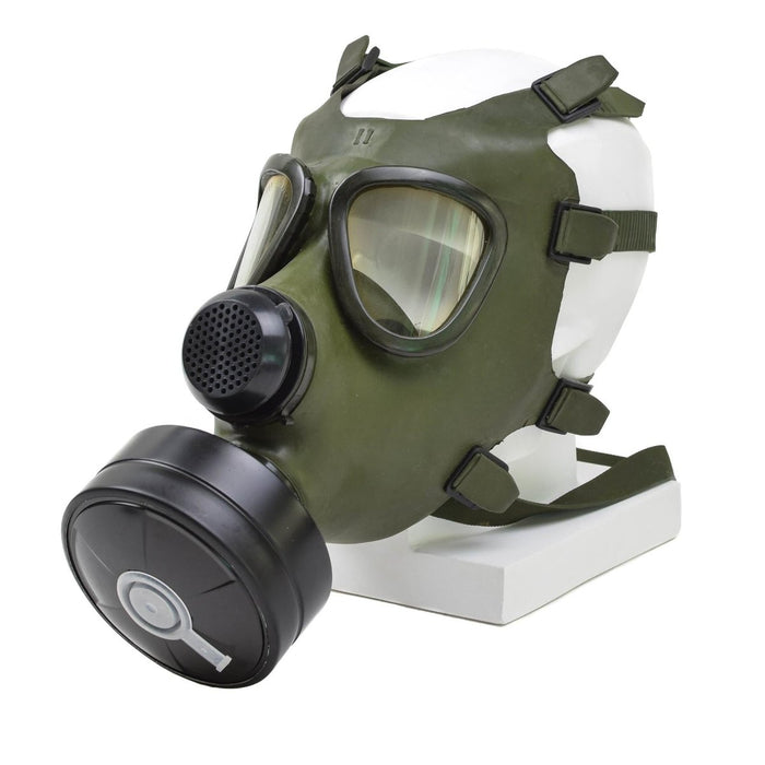 Vintage rumänische M74 Vollgesichts-Olivgrün-Gasmaske mit schwarzem Filter und verstellbaren Trägern auf weißer Schaufensterpuppe