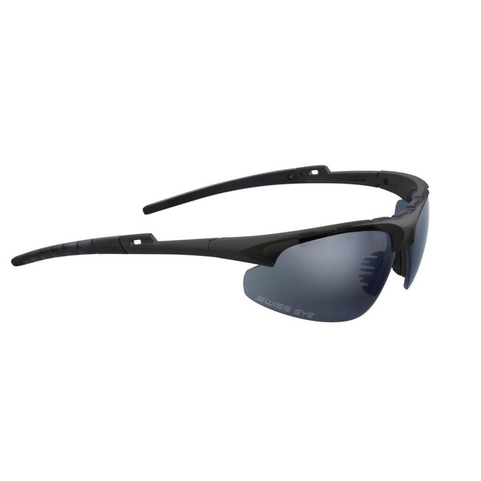 Schwarze taktische SWISS EYE Schießschutzbrille mit verstellbaren Bügeln und dunkel getönten Gläsern.