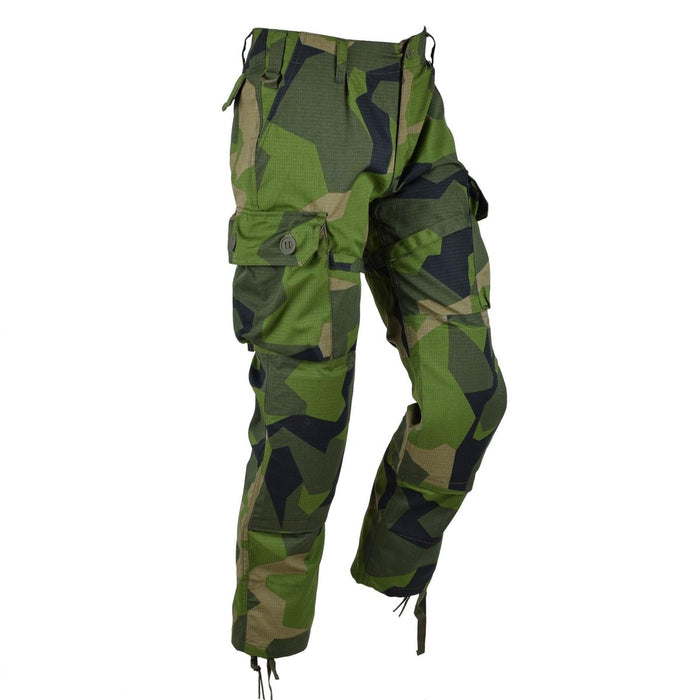 TACGEAR-Kampfhose im schwedischen Militärstil in Splinter-Camouflage mit Cargotaschen und Ripstop-Gewebe für Strapazierfähigkeit.